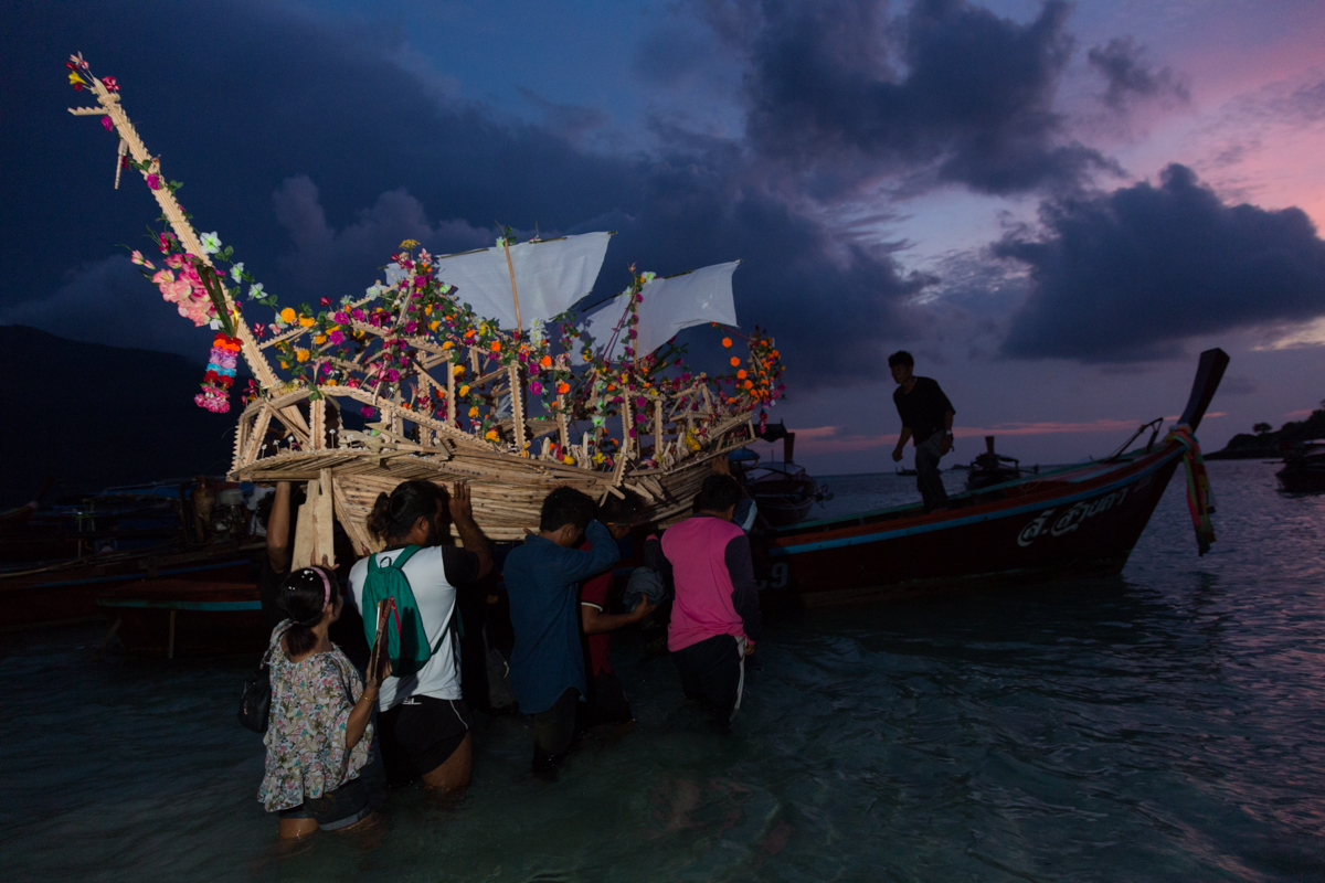 ประเพณีลอยเรือ