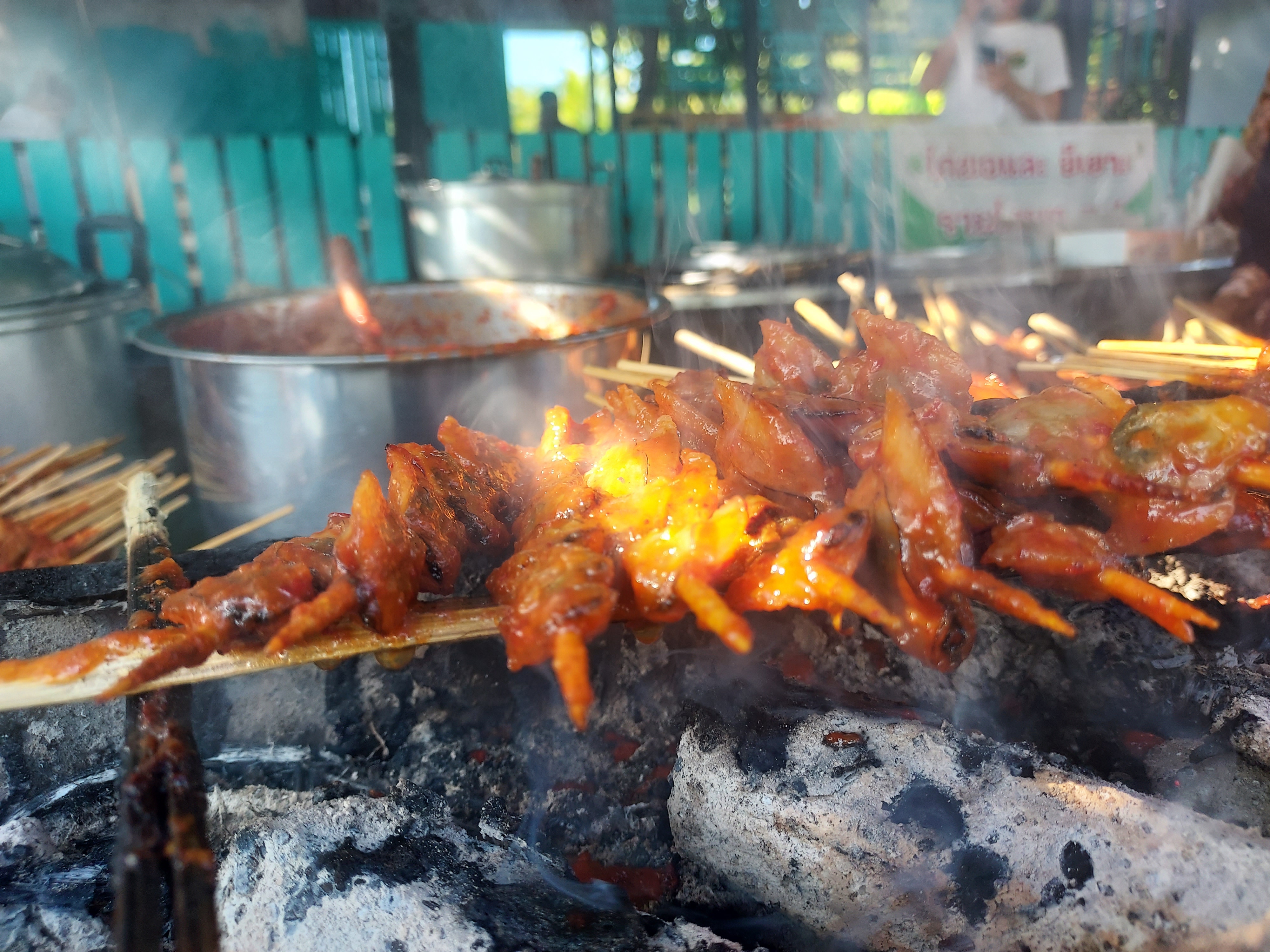 “ไก่ฆอและ ยีเย๊าะ รามโกมุท” ตำนานความอร่อยเคียงคู่ถนนรามโกมุท จังหวัดปัตตานี